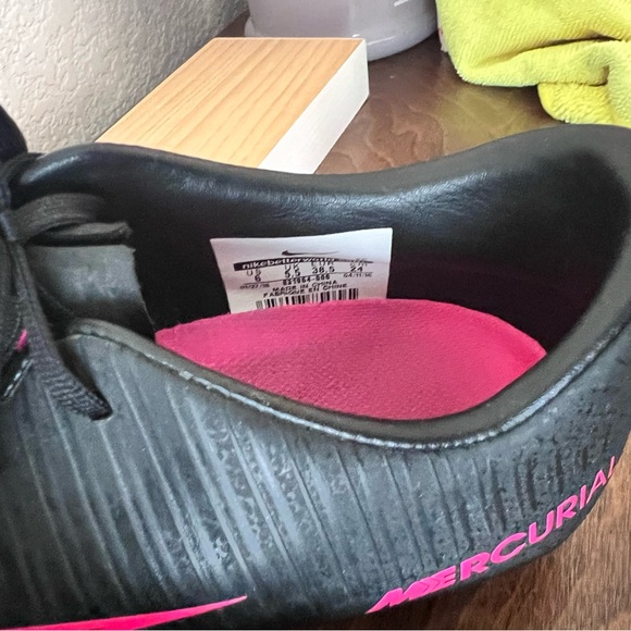 Woman’s Nike Cleats - Picture 8 of 8